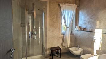 Een douche, een haardroger, een bidet, handdoeken
