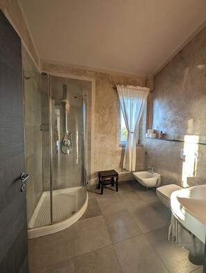Dusche, Haartrockner, Bidet, Handtücher
