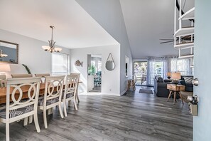 Dining - **Golf and Wildlife views**, golf cart included, club cards available - 14 Fairway Club (Fripp Island)