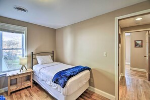 2 bedrooms, desk, iron/ironing board, WiFi