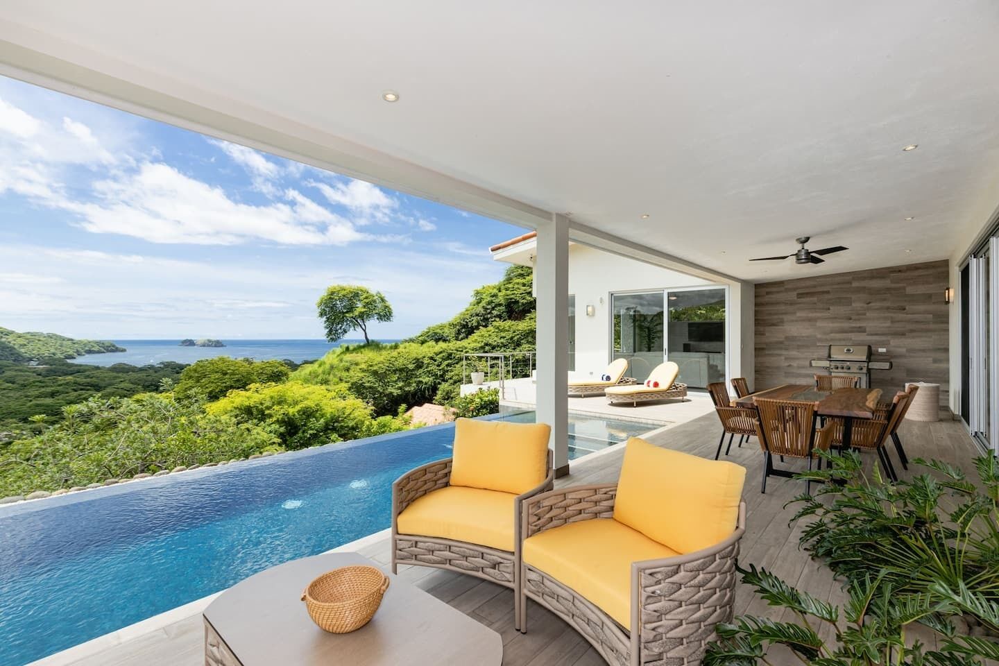 屋外ダイニングエリア