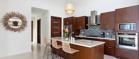 Geladeira, micro-ondas, fogão, cooktop