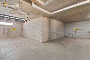 Un chantier de construction avec des murs à moitié construits et des tuyaux apparents.