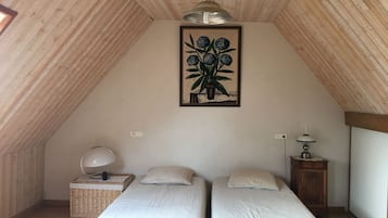 2 Schlafzimmer, Schreibtisch, Bügeleisen/Bügelbrett, Reisekinderbett