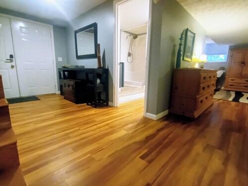 Petite Retreat with Kitchenette and Private Entrance 