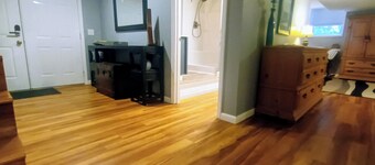 Petite Retreat with Kitchenette and Private Entrance 