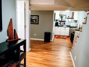 Jääkaappi, mikroaaltouuni, kahvin-/teenkeitin, leivänpaahdin