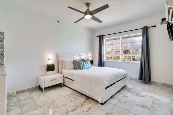 Escritorio, tabla de planchar con plancha, wifi y ropa de cama 