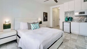 Desk, iron/ironing board, WiFi, bed sheets - Best Beach Location | Wi-Fi, TV & Amenities (Miami Beach)