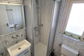 Shower, hair dryer, towels