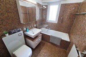 Badewanne, Haartrockner, Handtücher