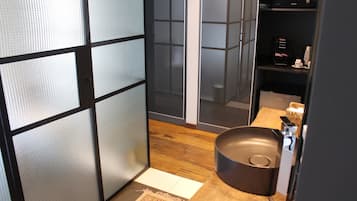 Deluxe Twin Room | Bathroom | Free toiletries, bathrobes, bidet, towels
