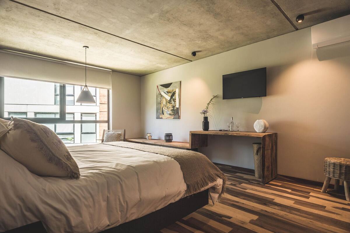 1 bedroom, Egyptian cotton sheets, premium bedding, down comforters