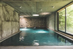 スチームサウナ、ディープティシュー マッサージ、スポーツ マッサージ、リフレクソロジー、2  室のトリートメントルーム、マッサージ