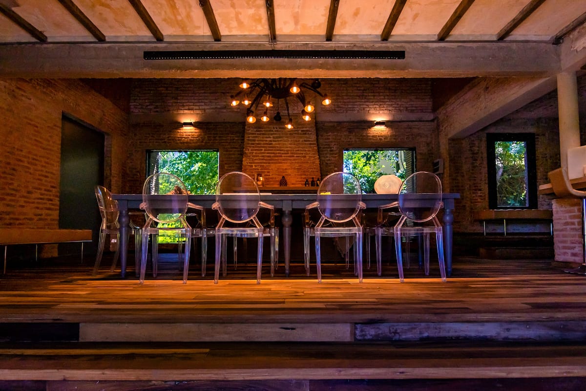 Villa Deluxe, vista a la alberca | Área de sala de estar | Televisión LED de 40 pulgadas con canales digitales