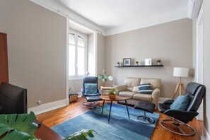 TV - Lisbon Avenida Liberdade Apartment 1D (Lisboa)