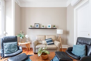 TV - Lisbon Avenida Liberdade Apartment 1D (Lisboa)