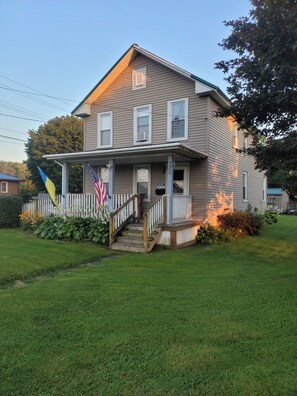 Exterior - Peaceful, pet friendly and newly remodeled Geneva home (Geneva)