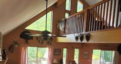 Cheerful 2-bedroom Chalet with loft and fireplace