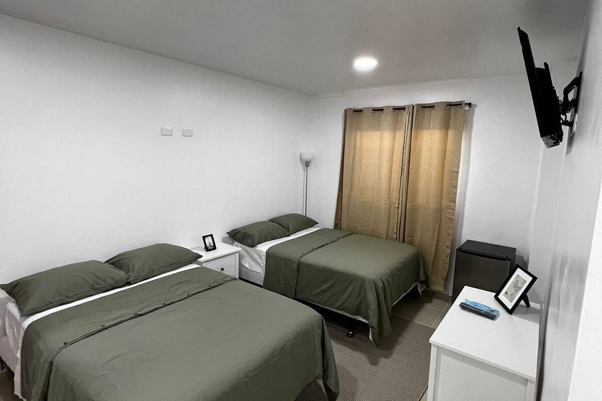 ห้องพรีเมียร์ดับเบิล | เครื่องนอนระดับพรีเมียม, ผ้านวมขนเป็ด, เตียง Tempur-Pedic, โต๊ะทำงาน