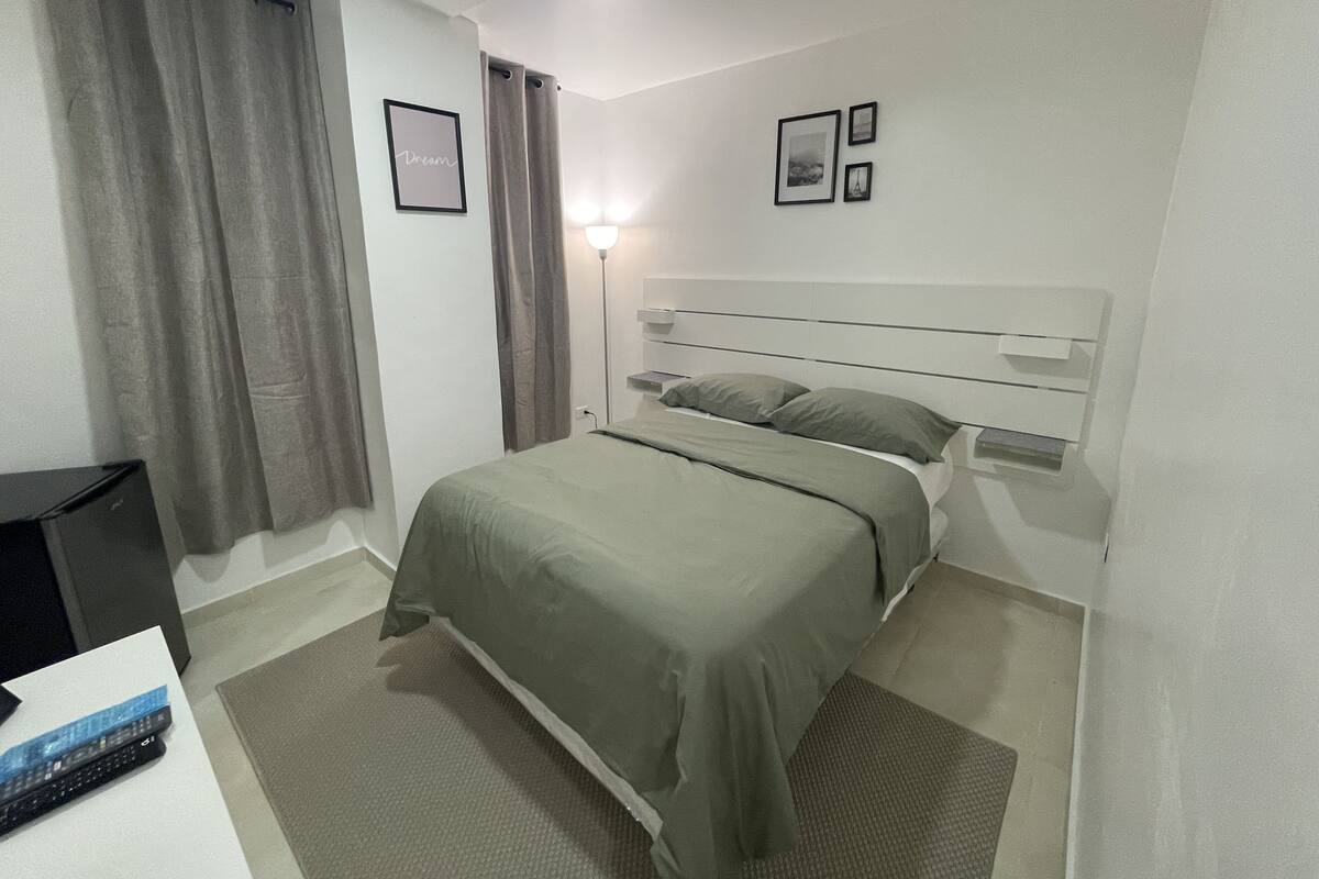 ห้องเอ็กเซกคิวทีฟ | เครื่องนอนระดับพรีเมียม, ผ้านวมขนเป็ด, เตียง Tempur-Pedic, โต๊ะทำงาน