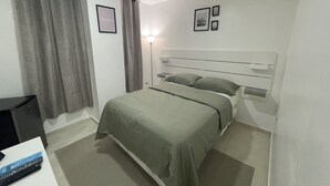 ห้องเอ็กเซกคิวทีฟ | เครื่องนอนระดับพรีเมียม, ผ้านวมขนเป็ด, เตียง Tempur-Pedic, โต๊ะทำงาน