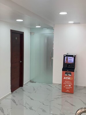 Geldautomat/Bank vor Ort