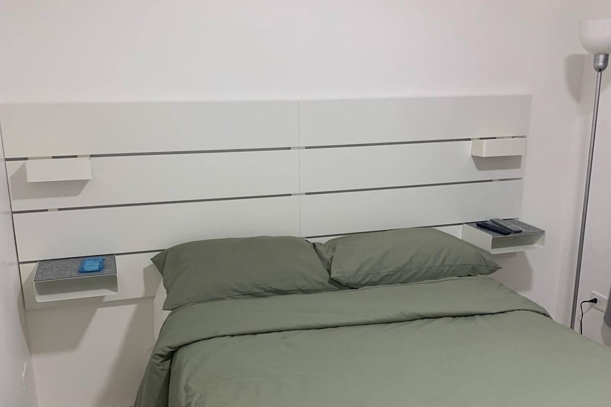 ห้องคอมฟอร์ท | เครื่องนอนระดับพรีเมียม, ผ้านวมขนเป็ด, เตียง Tempur-Pedic, โต๊ะทำงาน