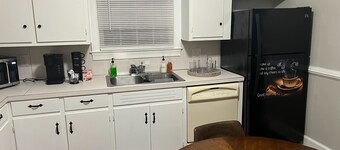 Cozy 3 bdrm 2bath home close to Averrett University (smoking allowed)