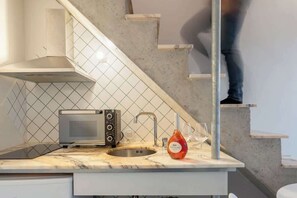 Réfrigérateur, micro-ondes, plaque de cuisson, cafetière/bouilloire