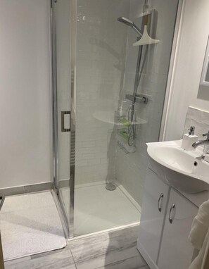 Dusche, Haartrockner, Handtücher