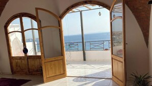 A room with a large arched window offering a view of the sea. - Tala Boutique Accommodation 14 (Hurghada)