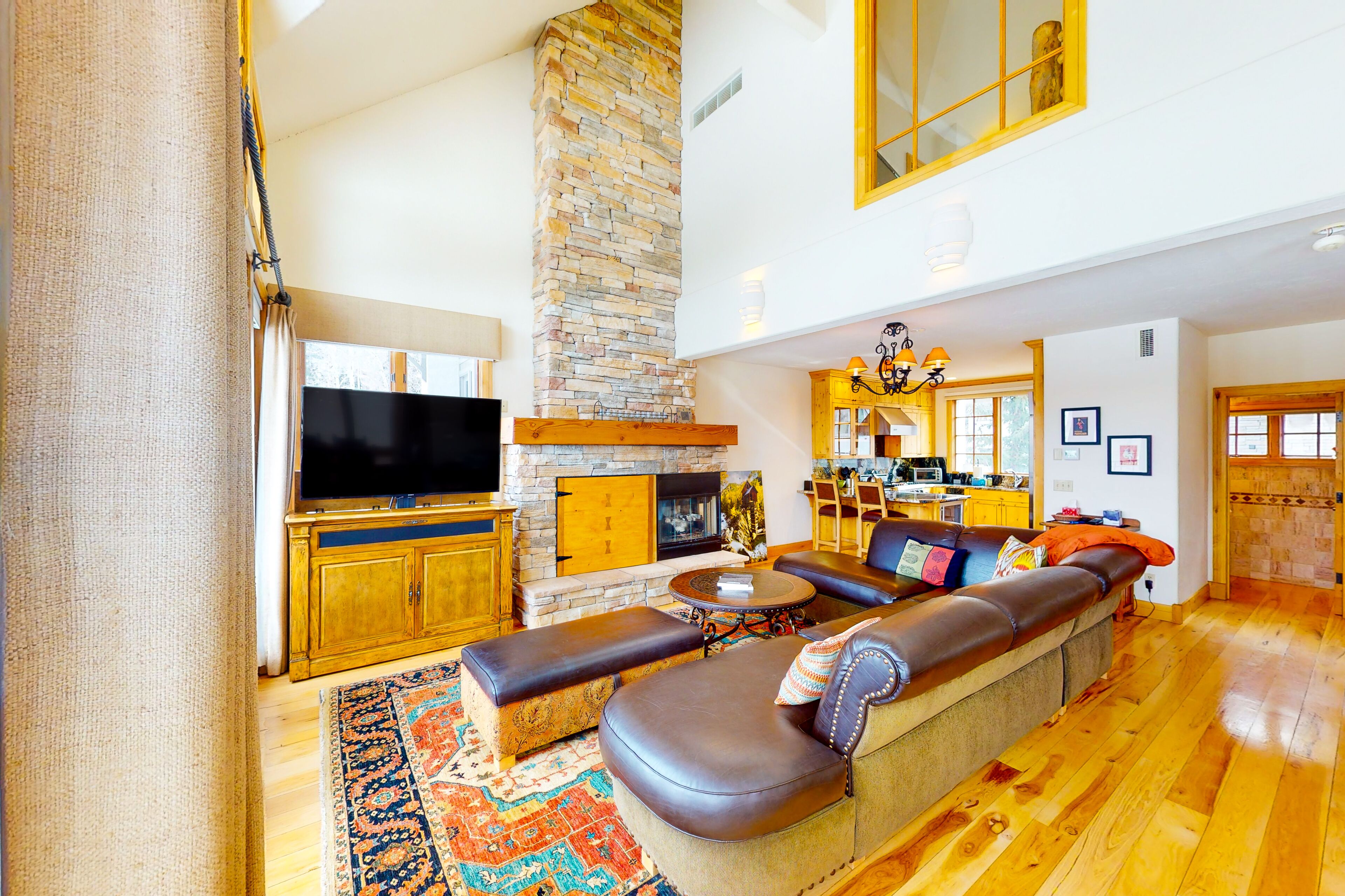 Mountain-view, ski-in/out house with fireplace, deck, grill - snowbird-friendly