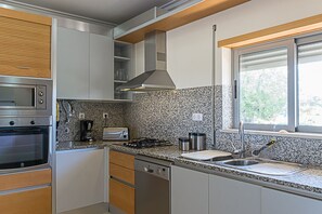 Fridge, microwave, oven, stovetop - Quarius Red Apartment, Portimão, Algarve (Portimão)