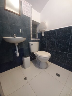 Standard Double or Twin Room, 1 Double or 2 Twin Beds | Bathroom | Shower, towels - Kunan Cusco (Cusco)