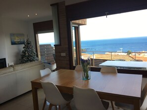 Dining - New apartment, high standing, 180º panoramic view of the sea. (Llançà)