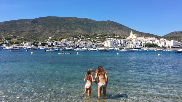 A coastal town with clear waters, boats, and buildings in the background. - New apartment, high standing, 180º panoramic view of the sea. (Llançà)