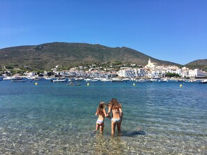 A coastal town with clear waters, boats, and buildings in the background. - New apartment, high standing, 180º panoramic view of the sea. (Llançà)