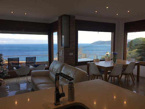 New apartment, high standing, 180º panoramic view of the sea.