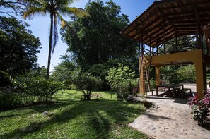 Outdoor dining - Private waterfall in Uvita, boho style house! (Puntarenas Province)