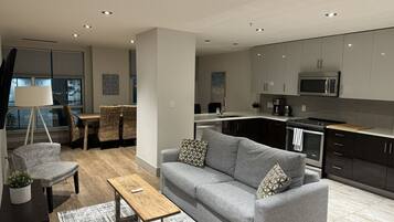 Een smart-tv en boeken