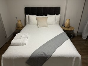 1 bedroom, desk, iron/ironing board, travel cot - Spacious 1 Bed, Balcony & Parking Downtown Halifax (Halifax)