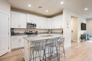 Fridge, microwave, oven, stovetop - Angel's Landing: Pickleball, Fire Table, Games, Piano (Washtington)