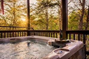 Un bain à remous avec vue sur une zone boisée.