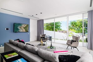 Smart-TV, Tischfußball, Arbeitsbereiche