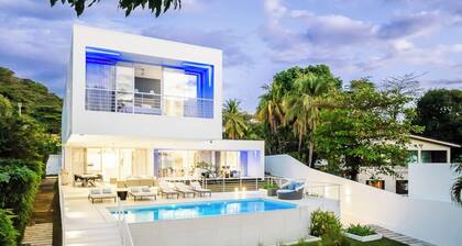 Playa del Coco Villa • 6BR • Private Pool • Beachfront Sunset Views