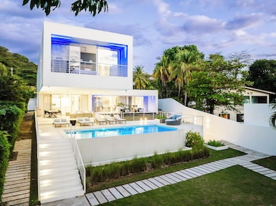 Playa del Coco Villa • 6BR • Private Pool • Beachfront Sunset Views