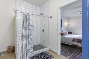 2 bedrooms, desk, iron/ironing board, WiFi