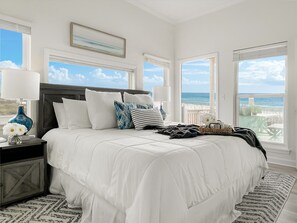 3 quartos, ferros/tábuas de passar roupa, berço de viagem