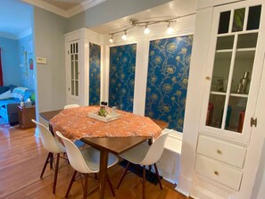 Dining - Eclectic Mid-Mod Apt - 5 min drive to Lake Erie (Cleveland)